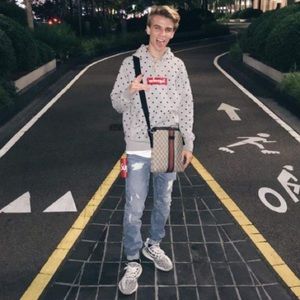 Meet your Posher, Max